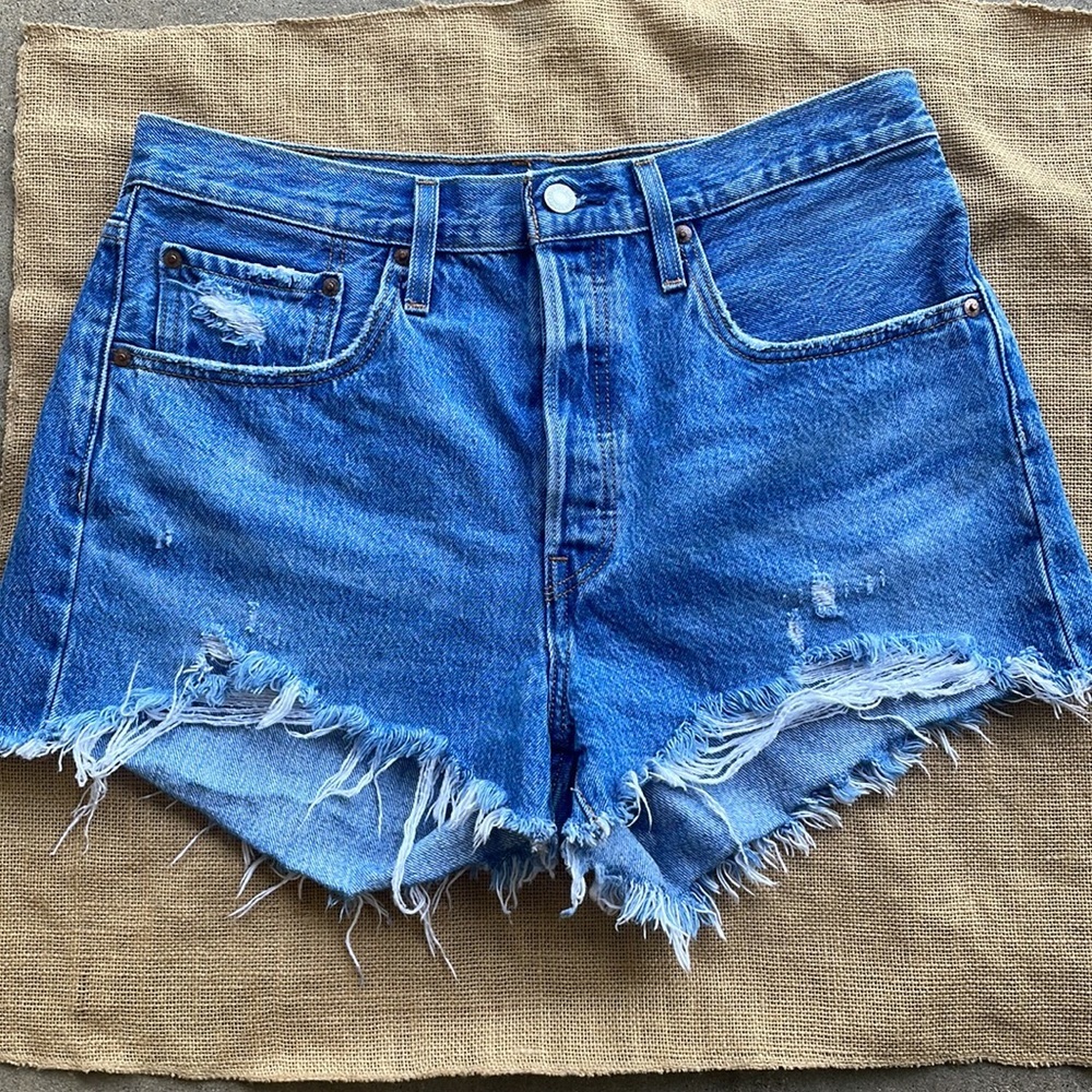 Levis Jeans Denim Button Fly Cut off Distressed Size 30 501 Shorts - Picture 2 of 9